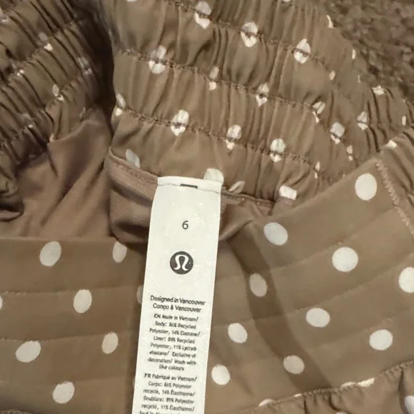lululemon athletica Tan Polka Dot Hottie Hot Shorts size 6 - Picture 4 of 5